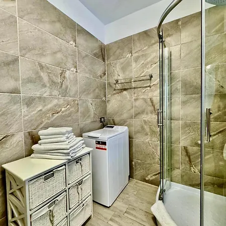Lamera - Alezzi Langa Mare Cu Acces La Piscina, Jacuzzi, Sauna Si Sala De Fitness