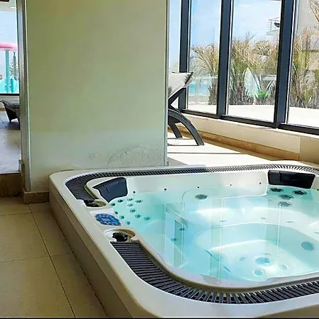 Lamera - Alezzi Langa Mare Cu Acces La Piscina, Jacuzzi, Sauna Si Sala De Fitness アパート ナボダリ