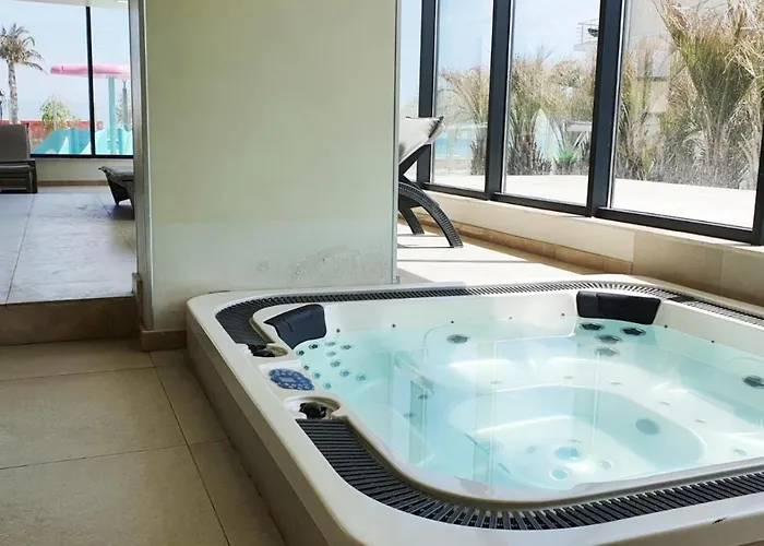 Lamera - Alezzi Langa Mare Cu Acces La Piscina, Jacuzzi, Sauna Si Sala De Fitness Apartman *